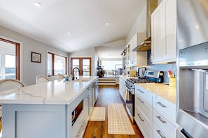Wasserkocher mit Kaffee-/Teezubehör, Kühlschrank, Ofen, Herdplatte