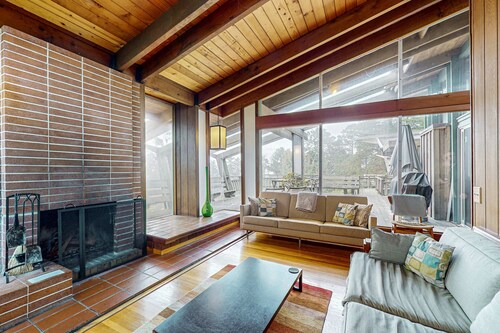 Oceanfront Blufftop Home - Wide Deck & Water Views