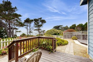 Terrace/patio - Mendocino Studio walkable to Headlands State Park (Mendocino)