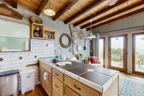 Interior - Mendocino Studio walkable to Headlands State Park (Mendocino)