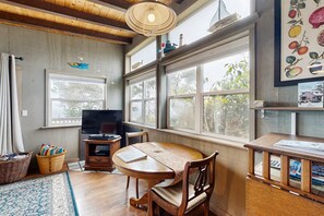 Interior - Mendocino Studio walkable to Headlands State Park (Mendocino)
