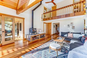 TV, fireplace, offices - Stunning 3BR with ridge top views and hot tub (Little River)