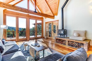 Televisión, chimenea y oficina