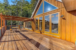 Outdoor dining - Stunning 3BR with ridge top views and hot tub (Little River)