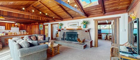 Télévision, cheminée, lecteur de DVD, chaîne hi-fi