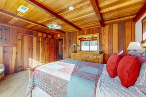 Iron/ironing board, WiFi, bed sheets, wheelchair access - Oceanview home - Hot tub & Steps to Russian Gulch (Mendocino)