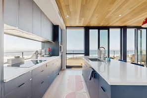 Réfrigérateur, four à micro-ondes, un four, surface de cuisson