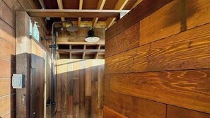 Douche, séchoir à cheveux, serviettes fournies, shampooing