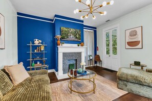 TV, offices - [Kids Favourite] Kenneth Manor: Upper Unit (Savannah)