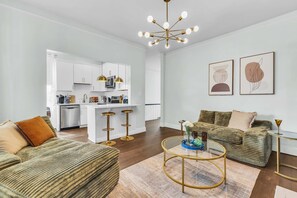 TV, offices - [Kids Favourite] Kenneth Manor: Upper Unit (Savannah)