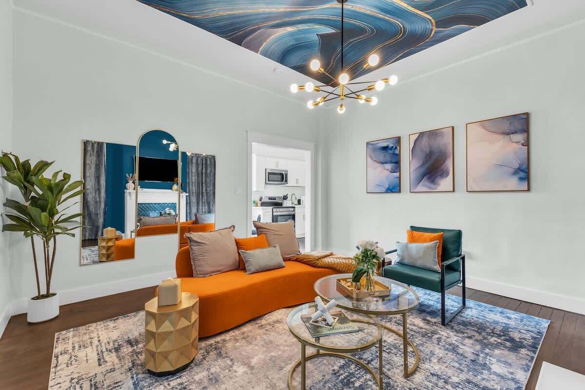 Una televisión, una oficina