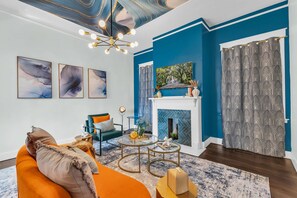 TV, offices - [Kids Favourite] Kenneth Manor: Main Home (Savannah)