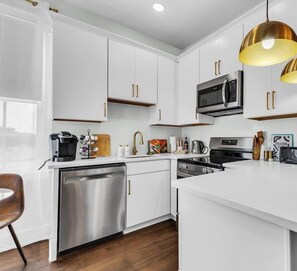 Fridge, microwave, oven, stovetop - [Kids Favourite] Kenneth Manor: Main Home (Savannah)