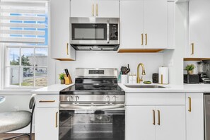 Fridge, microwave, oven, stovetop - [Kids Favourite] Victorian Gem: 2 King Suites (Savannah)