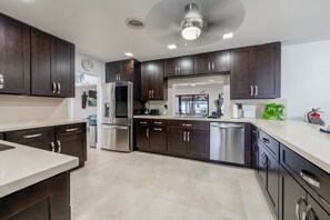 Fridge, microwave, oven, stovetop - [Kids Favourite] World Cup Luxury Hub | 5BR Htd Pool & 2 Game Rooms (Hollywood)