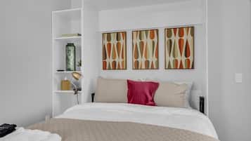 Tabla de planchar con plancha, cuna de viaje, wifi y ropa de cama