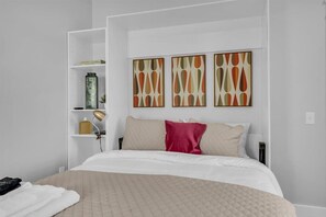 Tabla de planchar con plancha, cuna de viaje, wifi y ropa de cama 