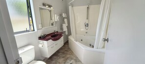 Dutxa, assecador de cabells, tovalloles i sabó