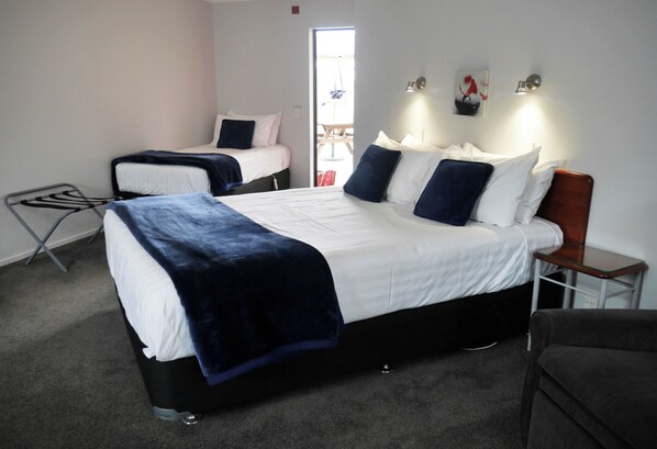 Executive Studio, Bathtub | In-room safe, desk, laptop workspace, soundproofing - BK's Magnolia Motor Lodge (Whanganui)
