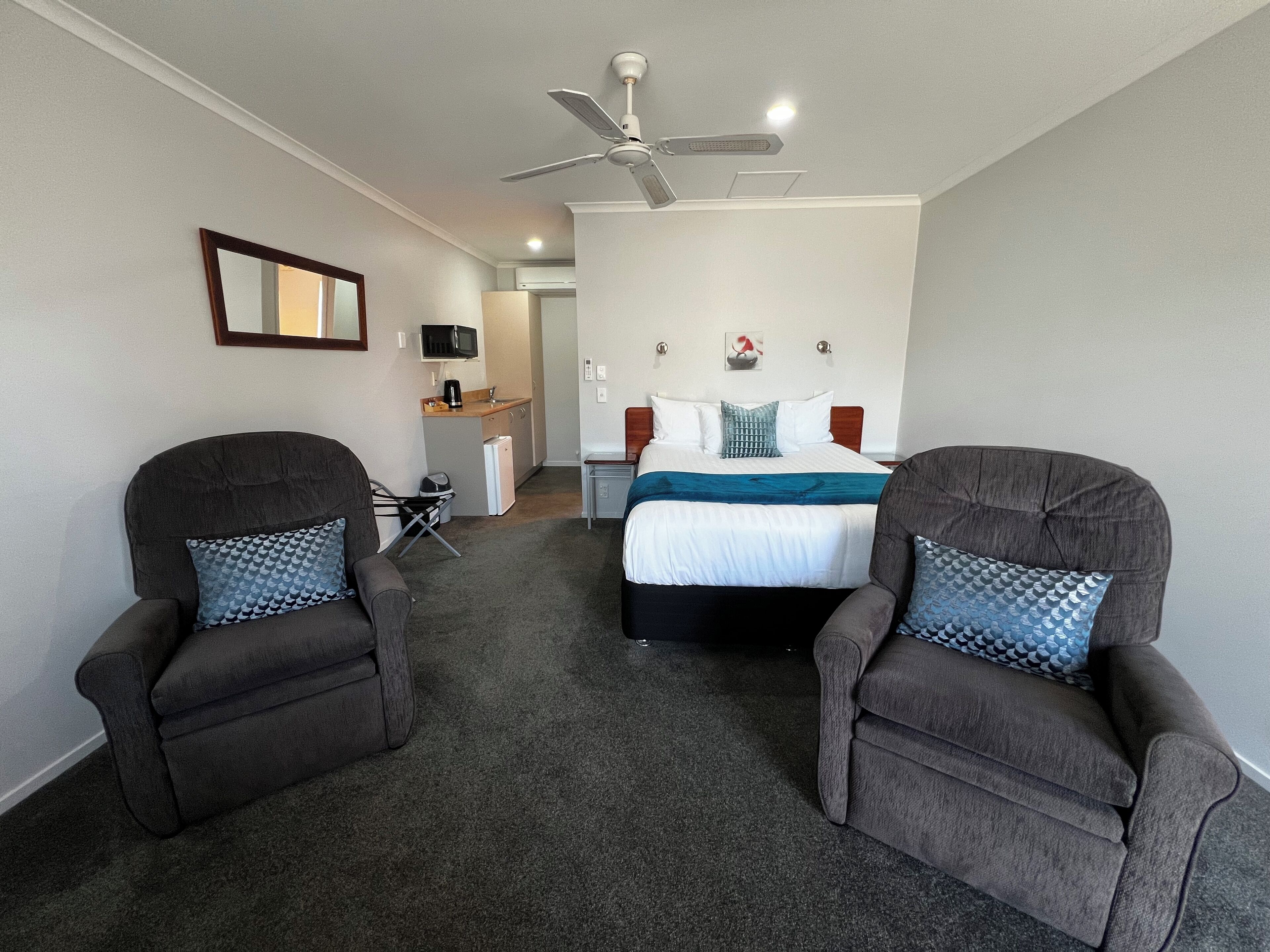 Zimmersafe, Schreibtisch, laptopgeeigneter Arbeitsplatz