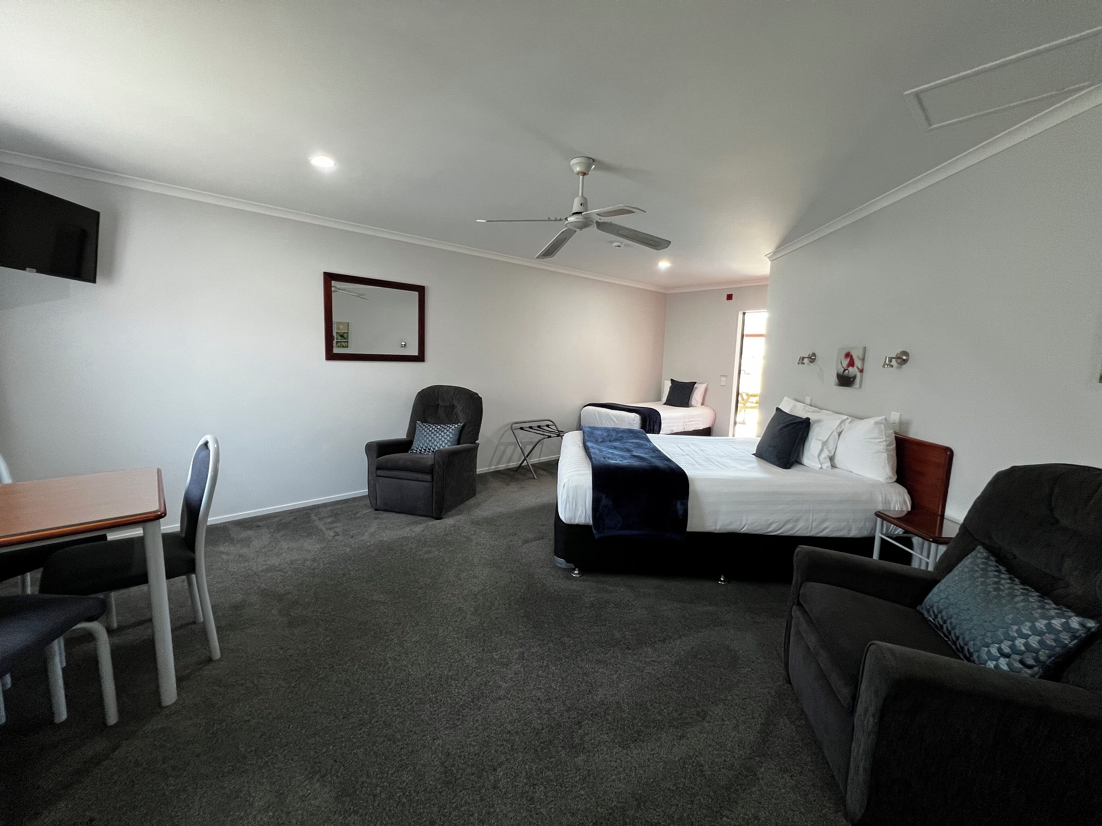 Zimmersafe, Schreibtisch, laptopgeeigneter Arbeitsplatz