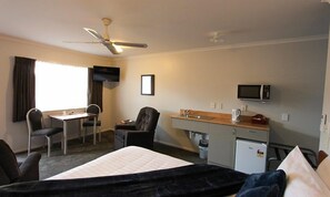 Accessible bathroom - BK's Magnolia Motor Lodge (Whanganui)