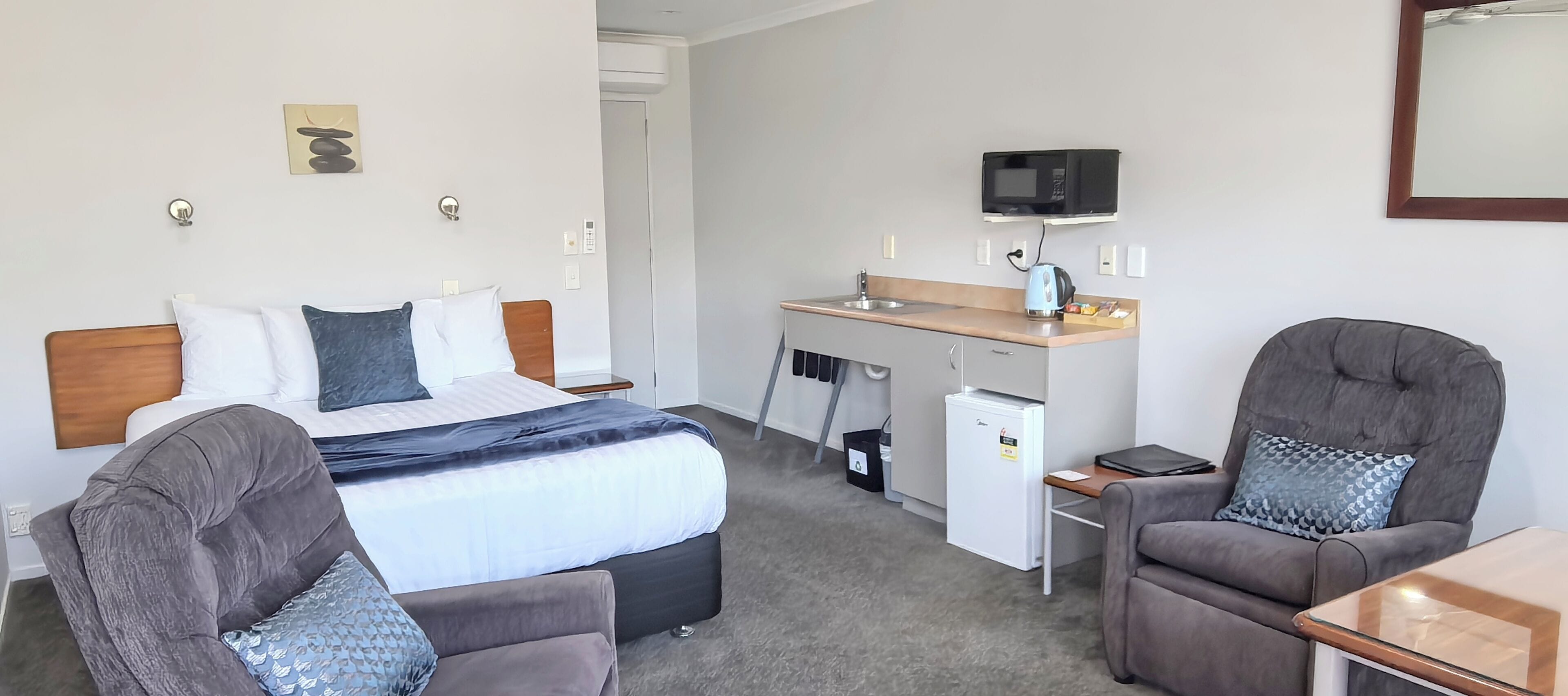 Classic Studio, Mobility Accessible | In-room safe, desk, laptop workspace, soundproofing