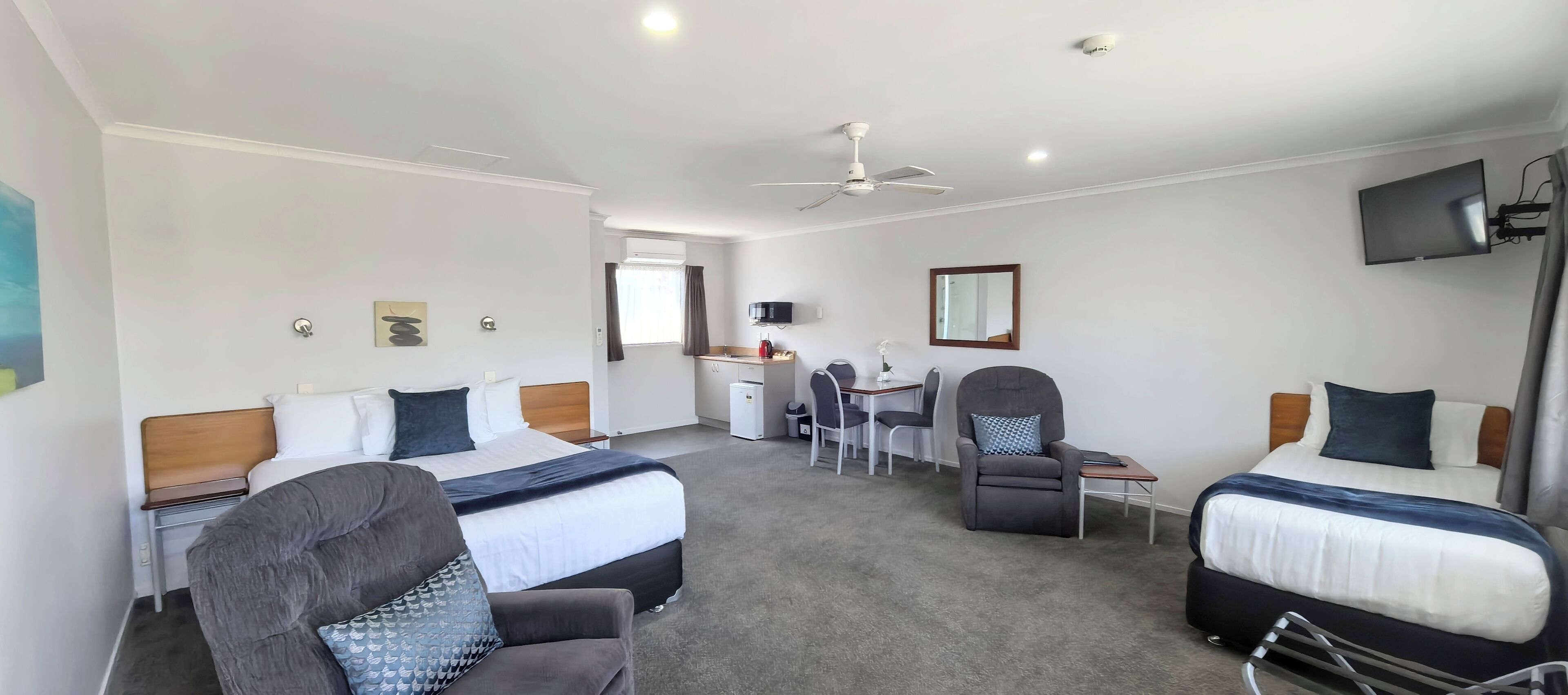 Dreibettzimmer, Terrasse | Zimmersafe, Schreibtisch, laptopgeeigneter Arbeitsplatz