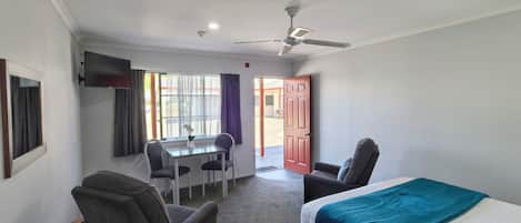 Studio Classique, patio | Coffres-forts dans les chambres, bureau