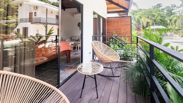 Suite Studio, vue piscine | Coffres-forts dans les chambres, rideaux occultants, Wi-Fi gratuit