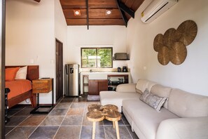 スタジオスイート プールビュー | セーフティボックス (室内)、遮光カーテン、WiFi (無料)、ベッドシーツ