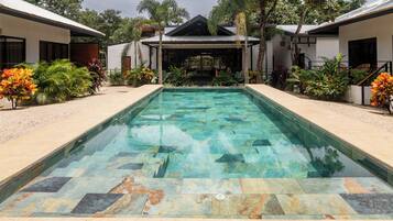 2 kolam renang terbuka