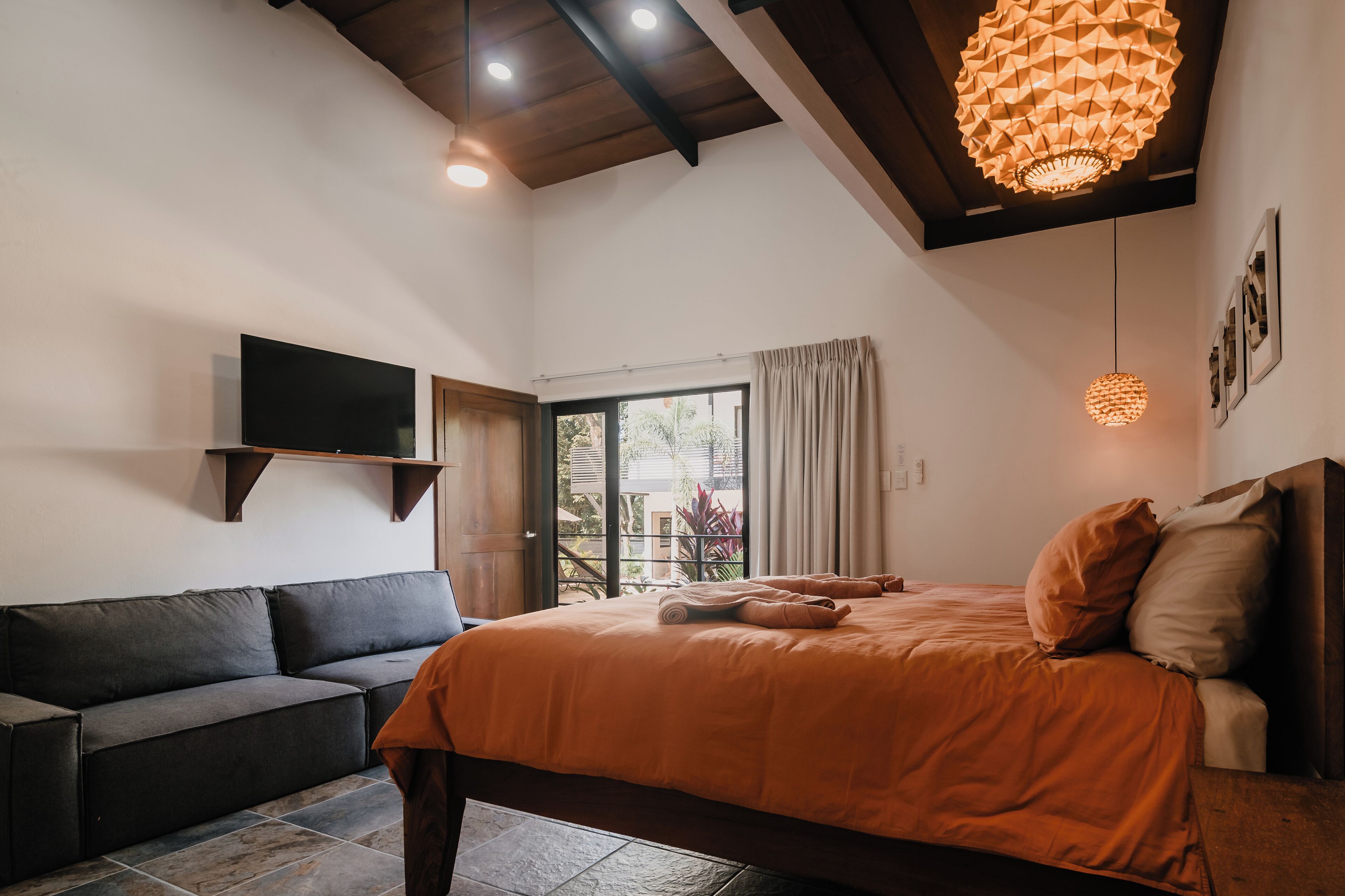 Habitación individual, 1 cama King size y sofá cama, patio, vista a la alberca | Caja de seguridad en la habitación, cortinas blackout y wifi gratis 