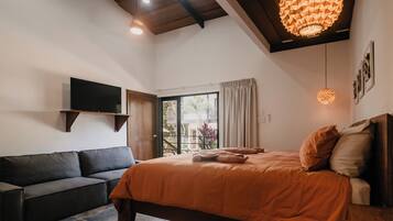 Chambre Simple, 1 trÚs grand lit et 1 canapé-lit, patio, vue piscine | Coffres-forts dans les chambres, rideaux occultants, Wi-Fi gratuit