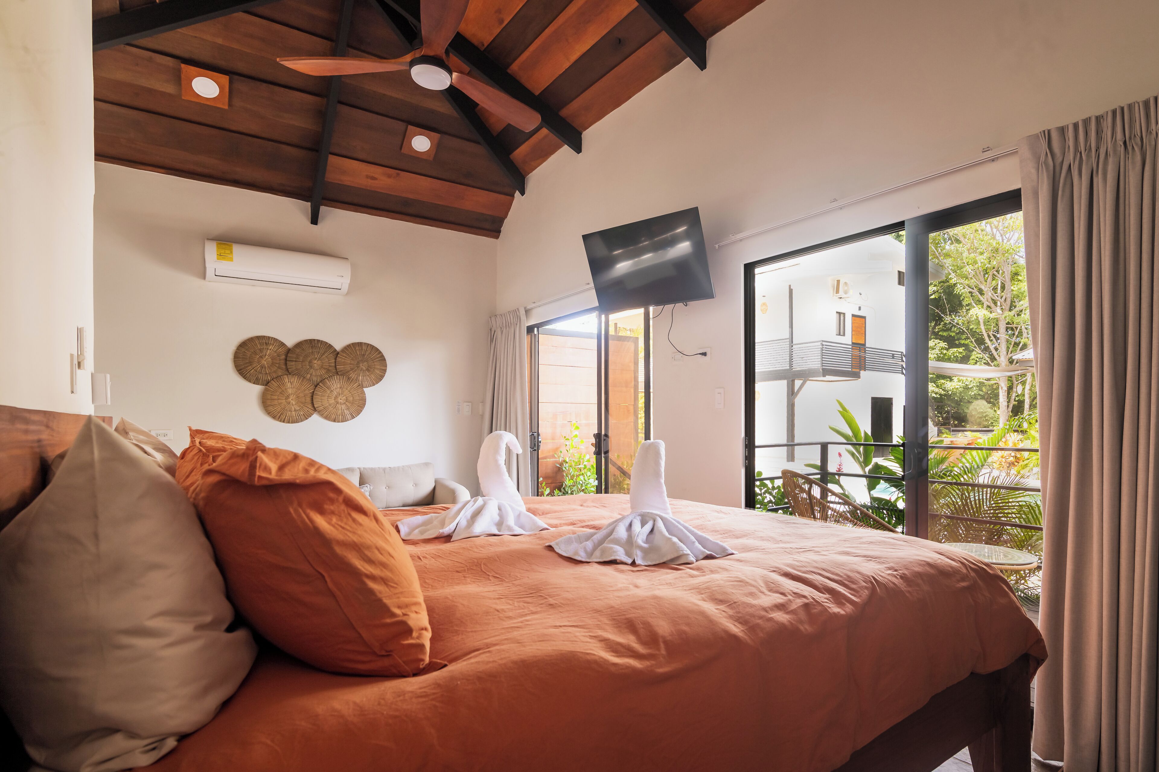 Studiosuite, Poolblick | Zimmersafe, Verdunkelungsvorhänge, kostenloses WLAN, Bettwäsche