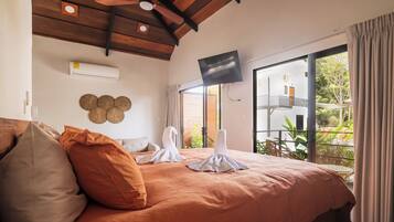 Studio Suite, Pool View | In-room safe, blackout drapes, free WiFi, bed sheets