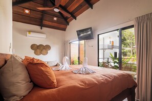 Suite estudio, vista a la alberca | Caja de seguridad en la habitación, cortinas blackout y wifi gratis