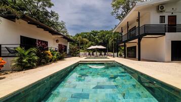 2 piscines extérieures