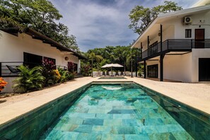 2 piscines extérieures