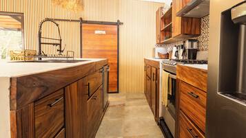 Réfrigérateur dans l'espace commun, micro-ondes dans l'espace commun