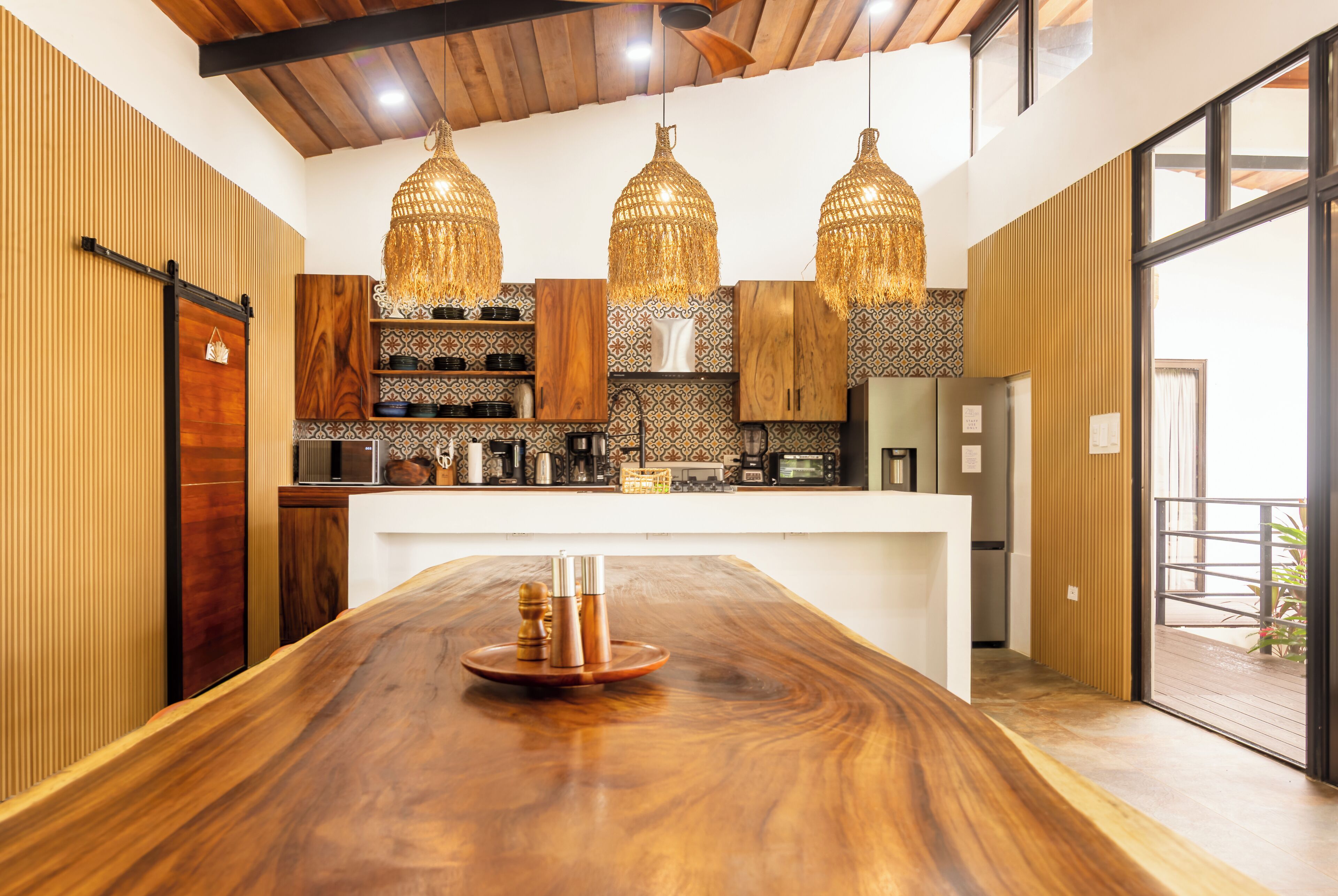 Kjøleskap på fellesområdet og mikrobølgeovn på fellesområdet