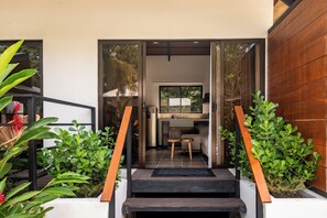 Suite estudio, vista a la alberca | Caja de seguridad en la habitación, cortinas blackout y wifi gratis