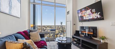 Smart TV, chimenea, libros