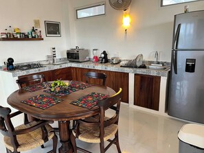 Private kitchen - Valentina Salchi Bay - Yellow apartment suite (Barra de Cuatunalco)