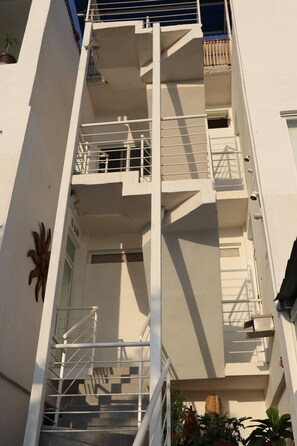 Exterior detail - Valentina Salchi Bay - Yellow apartment suite (Barra de Cuatunalco)