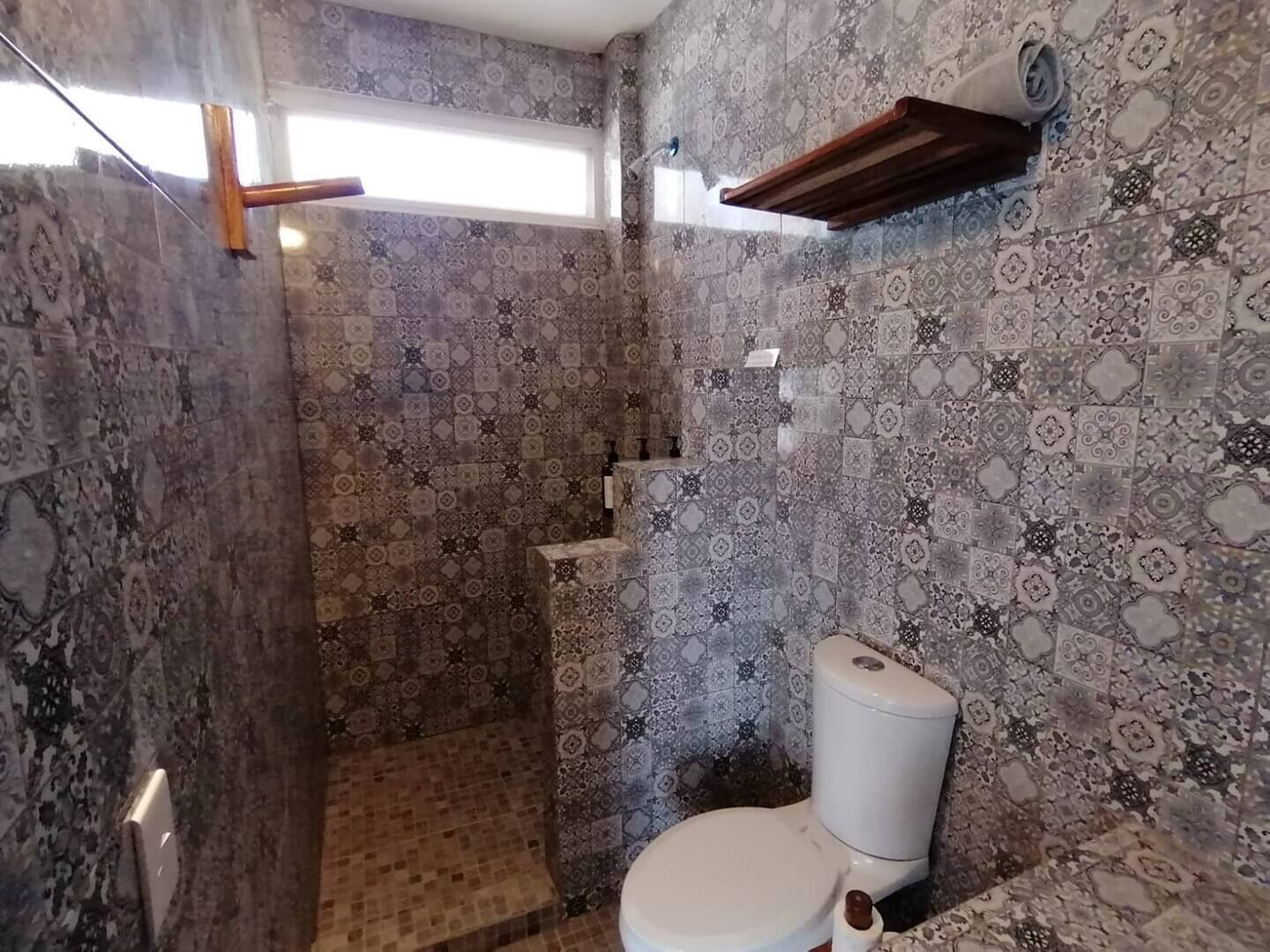 Secador de pelo, toallas, jabón, papel higiénico