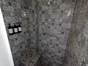 Secador de pelo, toallas, jabón, papel higiénico