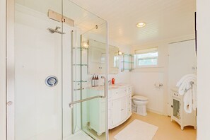 Shower, hair dryer, towels, shampoo - Oceanfront Elk Cottage - Deck, Views & 7 Acres (Elk)