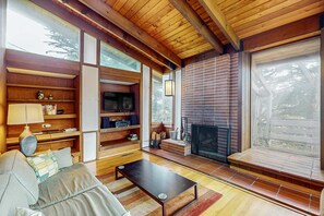 Living area - Oceanfront Elk House: Bluff View, Deck, Near beach (Elk)