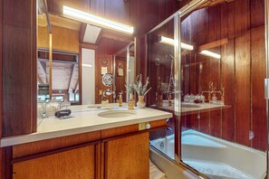 Shower, hair dryer, towels, shampoo - Oceanfront Elk House Bluff View, Deck, Near beach (Elk)